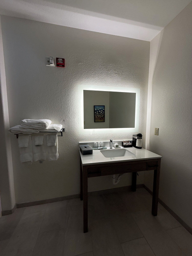 Bathroom 5, La Quinta Inn & Suites by Wyndham Searcy, White