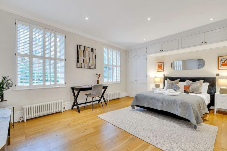 Room 5, Belgravia Luxe 4bed Mews With Roof Terrace, London