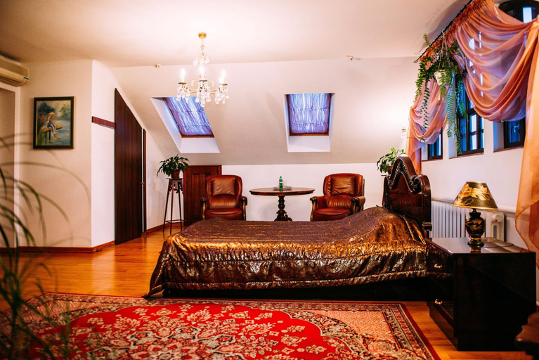 Others 3, Antique House Hotel, Dubnivs'ka