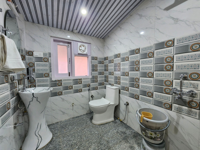 Bathroom 4, The Kufri House, Shimla