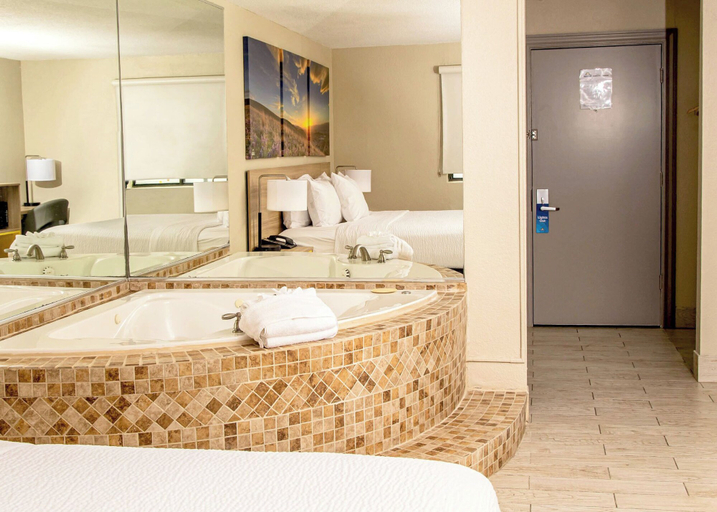Bathroom 5, Days Inn and Suites by Wyndham Hammond, IN, Lake