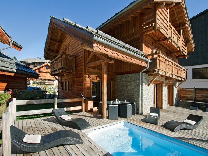 Sport & Beauty 3, Chalet in Les Deux Alpes with Private Pool, Isère