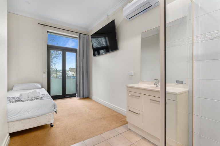 Bedroom 5, Royal Hotel Orange, Orange