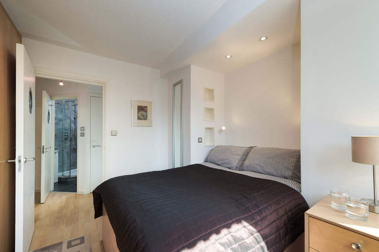 Room 5, The Snug Spot - Fitzrovia - By Frankie Says, London