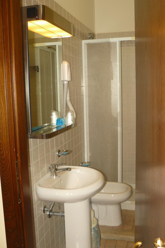 Bathroom 4, Hotel La Rocca, Perugia