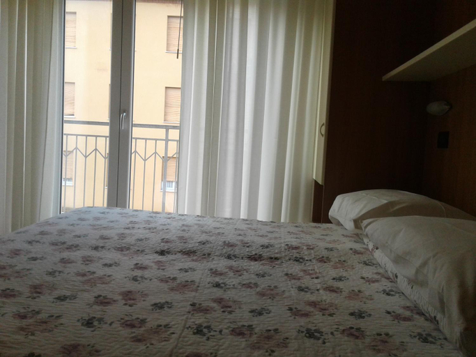 Bedroom 4, Albergo Moderna, Parma