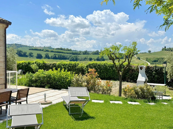 Garden, Spacious Stay in Montelupone, Macerata