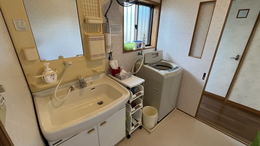 Bathroom 5, Dormitory Sandanya Guesthouse, Shirahama