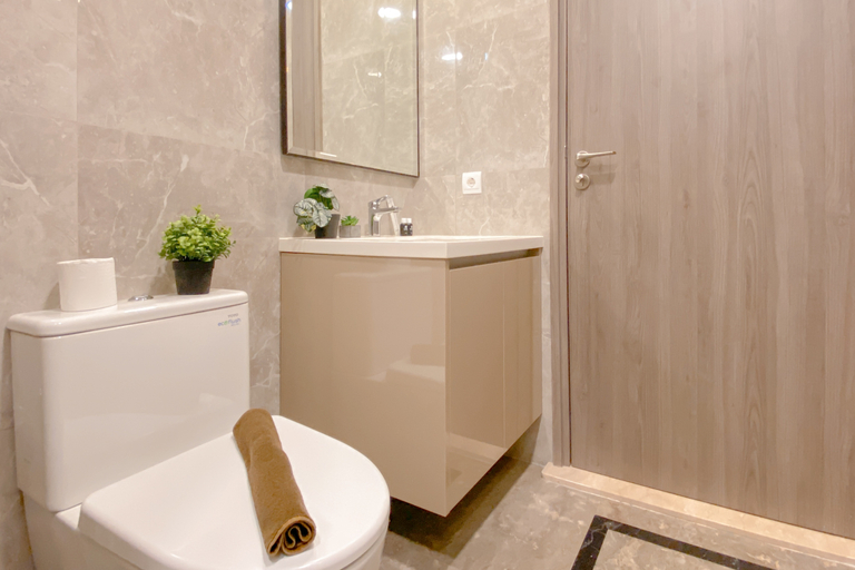 Bathroom 5, Well Designed 1BR Apartment at Arumaya Residence By Travelio, South Jakarta