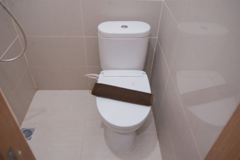 Bathroom 5, Best Furnished Studio (No Kitchen) Apartment at B Residence By Travelio, South Tangerang