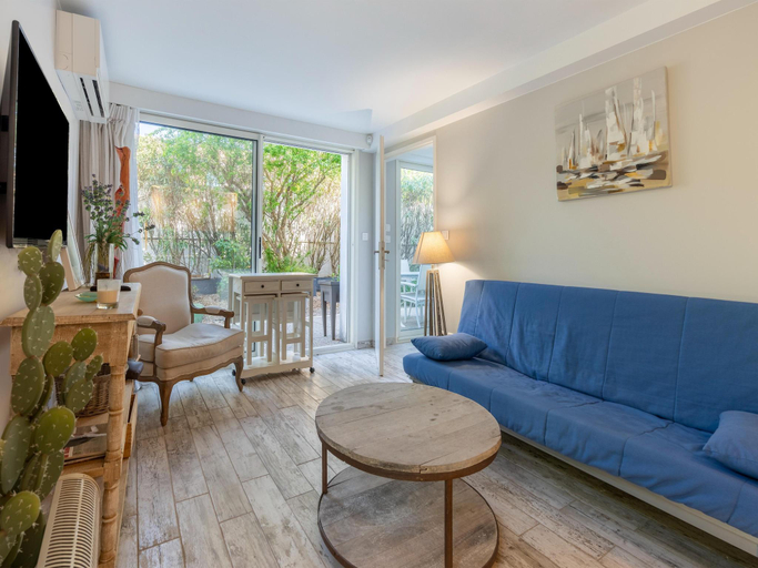 Others 5, Villa with private pool and lagoon views, Hérault