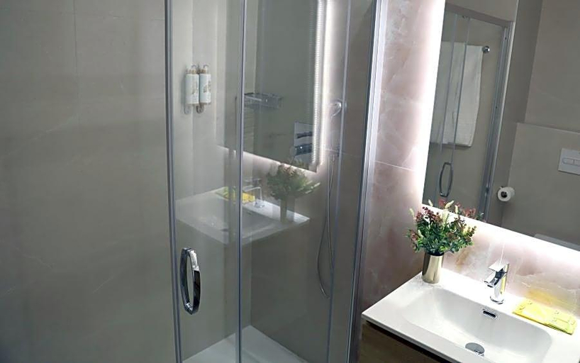 Bathroom 4, Cosmo Apartments Consell de Cent, Barcelona