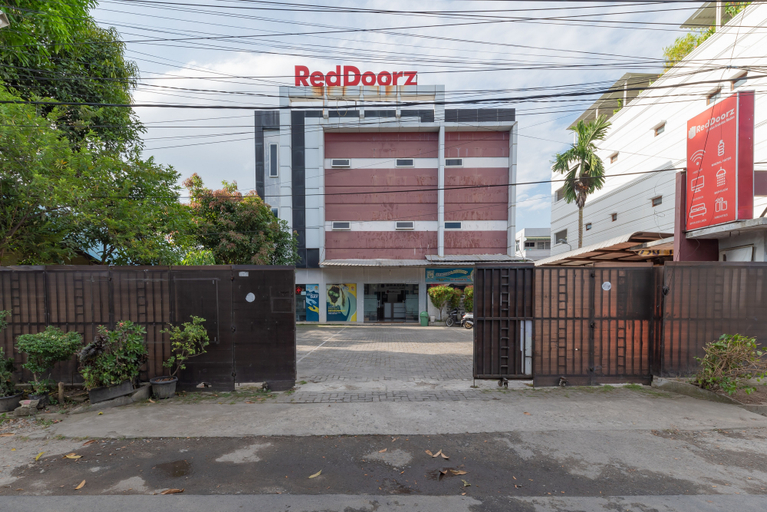 Exterior & Views 2, RedDoorz @ Jalan Krakatau Medan, Medan
