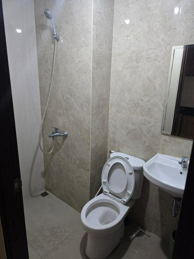 Bathroom 5, Apartemen Transpark Cibubur by Lily's Room, Depok