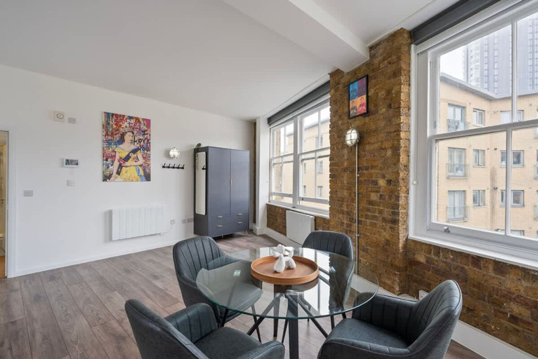 Room 5, Spacious Bright Oasis in Old Street, London