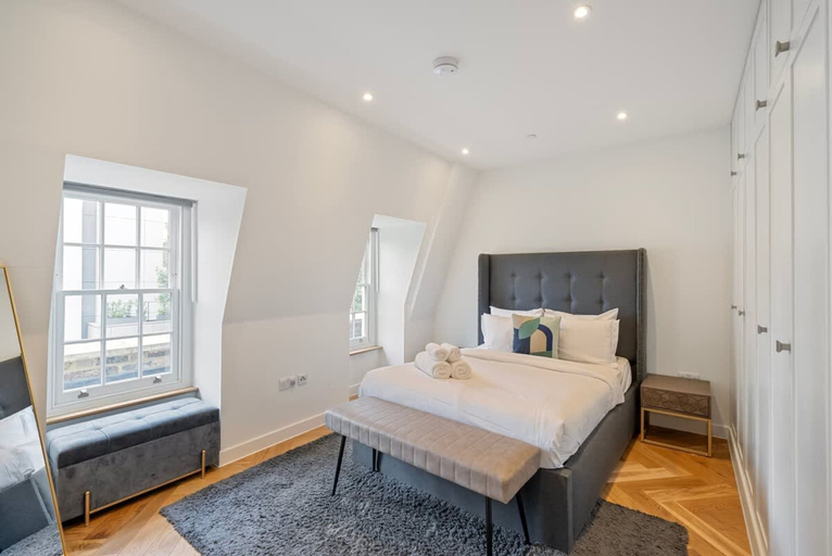 Room 2, Charming 2 Bedroom 2 Bathroom Flat Near Oxford St, London