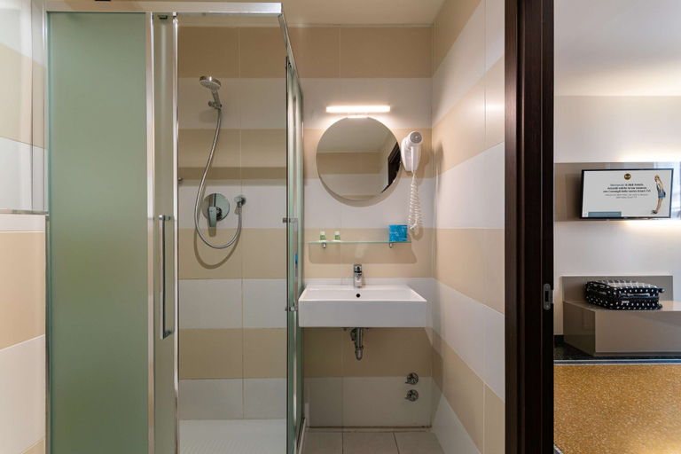 Bathroom 16
