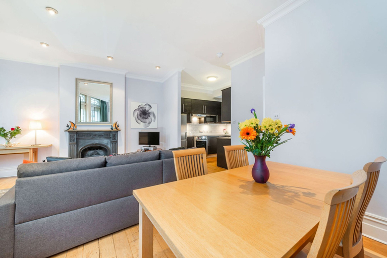 Room 2, Nelson s Pad - Trafalgar Square - by Frankie Says, London