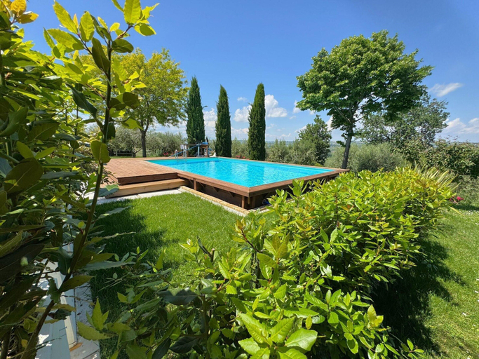 Pool 4, Spacious Stay in Montelupone, Macerata