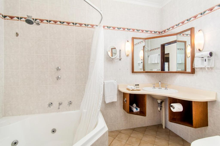 Bathroom 4, Adelaide Inn, Adelaide