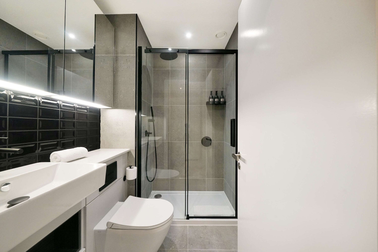 Room 5, Rosso Suite 2BR City Views, London