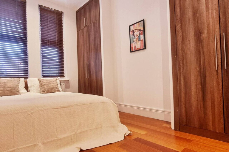 Room 3, Elegant 2-bed Victorian Flat, London