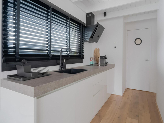Others 2, Houseboat in Stavoren with Waterfront Views, Nijefurd