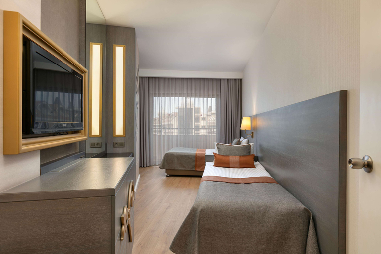 Bedroom 3, Kirman Belazur Resort & Spa - All Inclusive, Serik