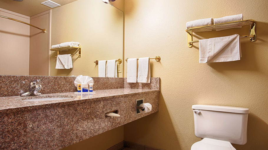 Bathroom 4, SureStay Plus Hotel by Best Western Quanah, Hardeman
