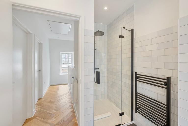 Room 4, Charming 2 Bedroom 2 Bathroom Flat Near Oxford St, London