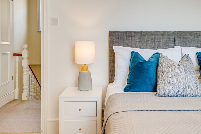 Room 2, Belgravia - Charming Spacious 4 Bed Home for 9, London
