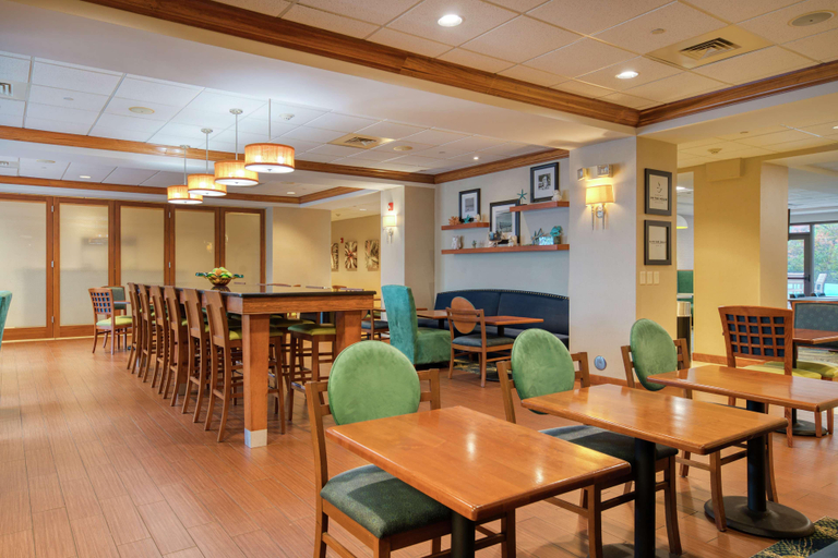 Food & Drinks 5, Hampton Inn Wilmington-University Area/Smith Creek, New Hanover