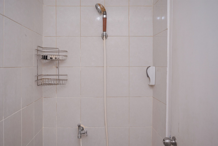 Bathroom 3, Comfortable and Warm Studio at Poris 88 Apartment, Tangerang