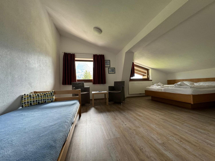 Bedroom 3, Sonnenburg Hotel, Reutte
