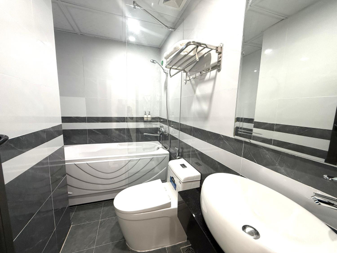 Bathroom 4, The Queen hotel and spa 2, Hoàn Kiếm