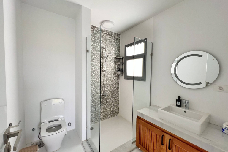 Bathroom, Xuru Stays I Calming & Cozy 3bdr Getaway @ Swan Lake El Gouna, Al-Ghurdaqah 2