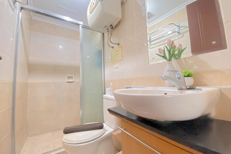Bathroom, Elegant and Spacious 3BR at Grand Setiabudi Apartment, Bandung