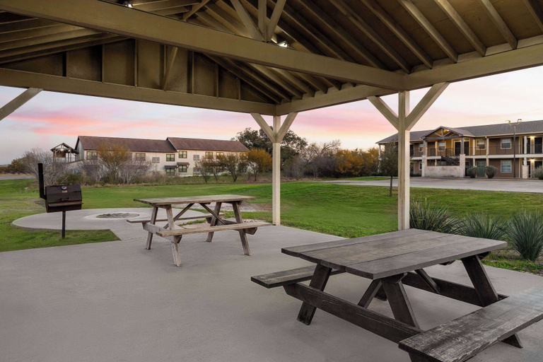 Others 4, Eagle's Den Suites Kenedy a Travelodge by Wyndham, Karnes