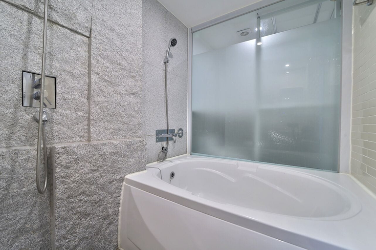 Bathroom 10