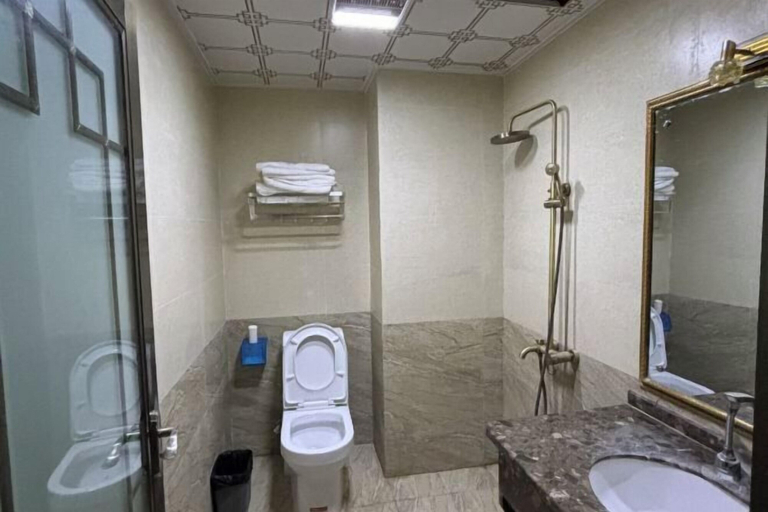 Bathroom 4, Songpan jiaguo senge minsu, Ngawa Tibetan and Qiang