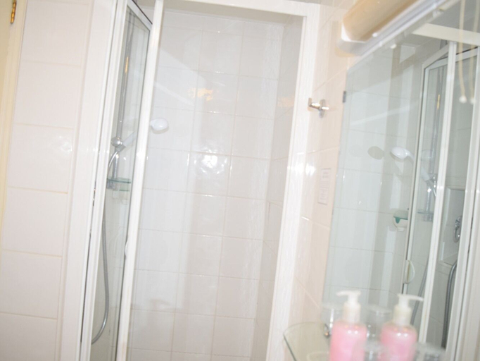 Bathroom 4, Portland Hotel, Kent