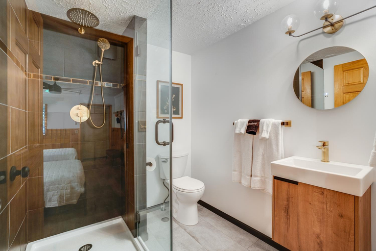 Bathroom 3, Seneca Pines Lodge, Pendleton