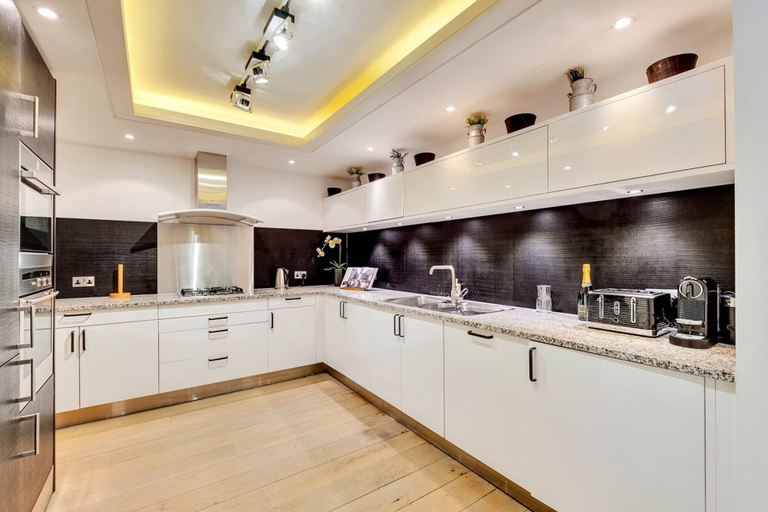 Room 5, Luxe 4-bed Mews Home - 10 min to Harrods, London