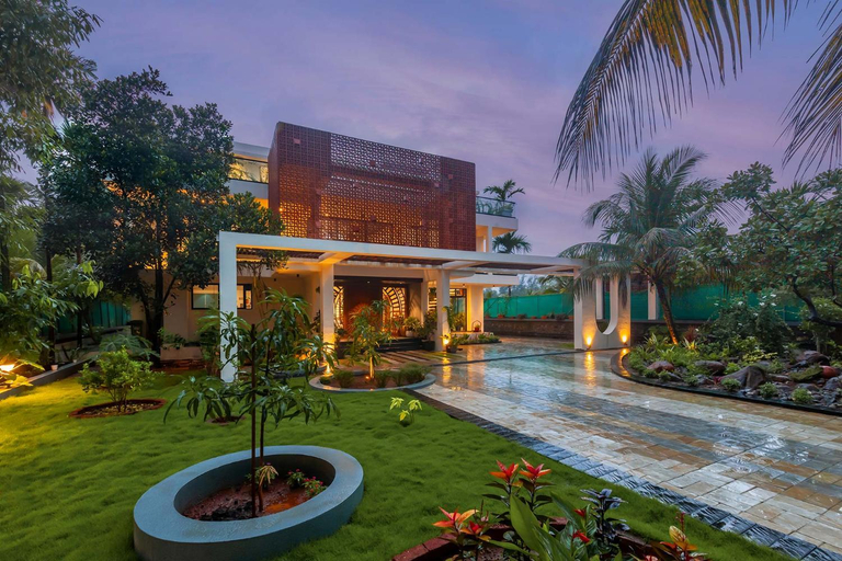 Exterior & Views