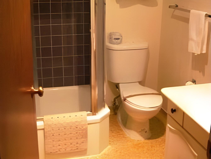 Bathroom 4, Villa Inn, Marin