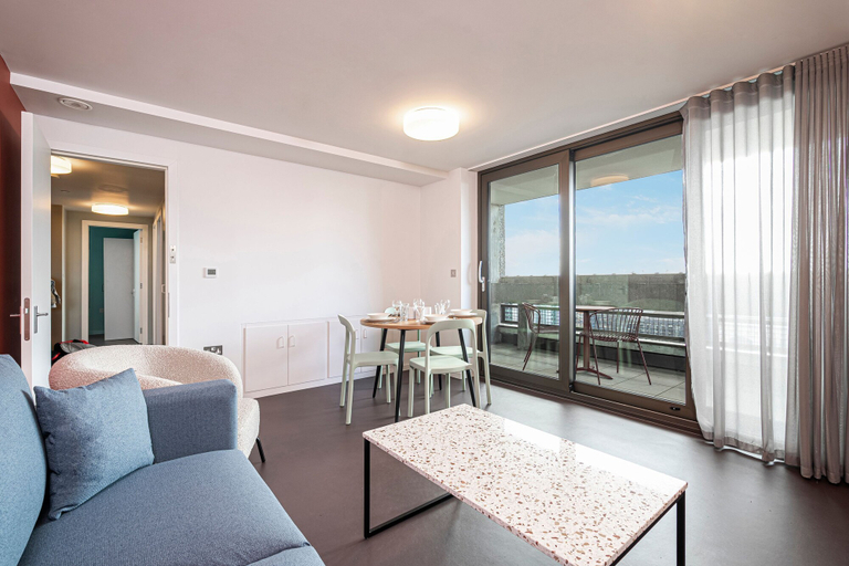 Room 5, Stylish Three-bedroom Apartment in Poplar, London