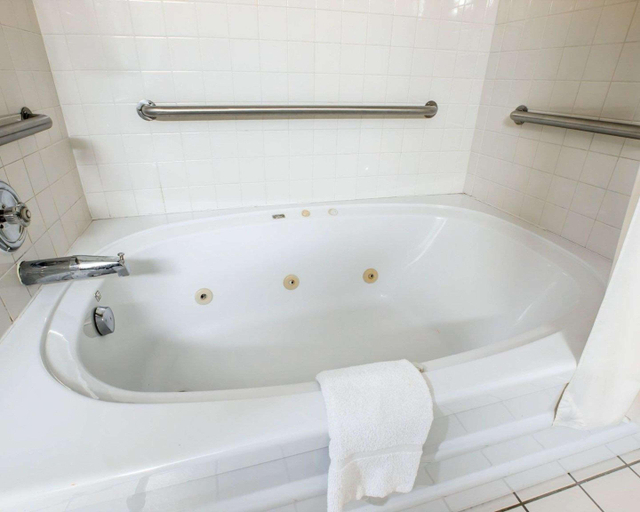 Bathroom, Quality Suites San Diego Otay Mesa, San Diego