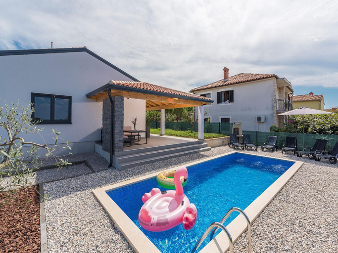 Others 3, Villa in Novigrad with Private Pool and Beach, Novigrad