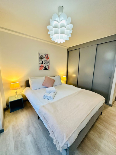 Room 3, Kensington Gardens 2 Bedroom Flat With a Balcony, London