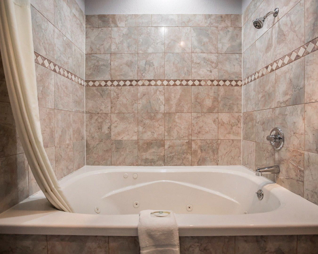 Bathroom 4, Quality Inn Peru near Starved Rock State Park, La Salle